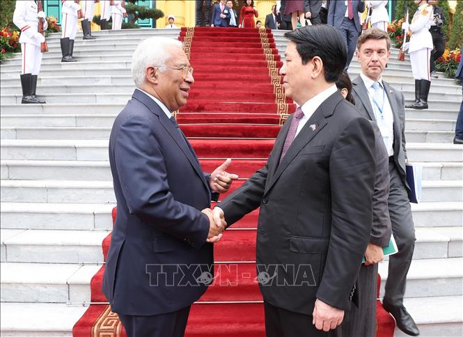 Chủ tịch nước Lương Cường tiễn Chủ tịch Hội đồng châu Âu António Costa. Ảnh: Lâm Khánh – TTXVN