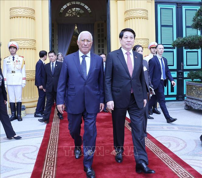 Chủ tịch nước Lương Cường tiễn Chủ tịch Hội đồng châu Âu António Costa. Ảnh: Lâm Khánh – TTXVN