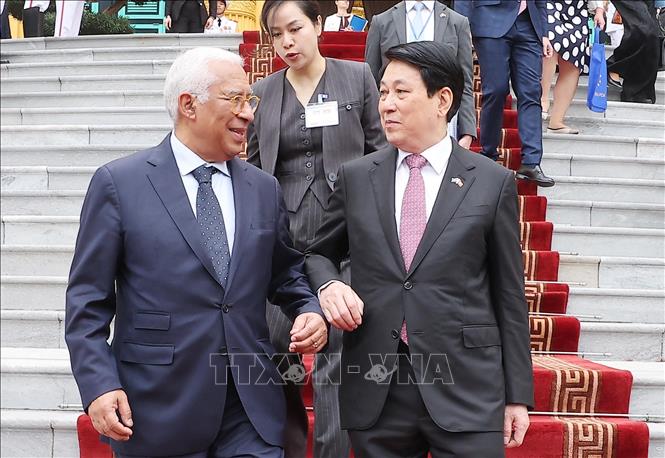 Chủ tịch nước Lương Cường tiễn Chủ tịch Hội đồng châu Âu António Costa. Ảnh: Lâm Khánh – TTXVN