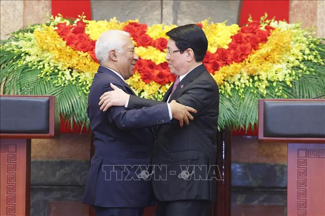 Chủ tịch nước Lương Cường và Chủ tịch Hội đồng châu Âu António Costa sau gặp gỡ báo chí. Ảnh: Lâm Khánh – TTXVN