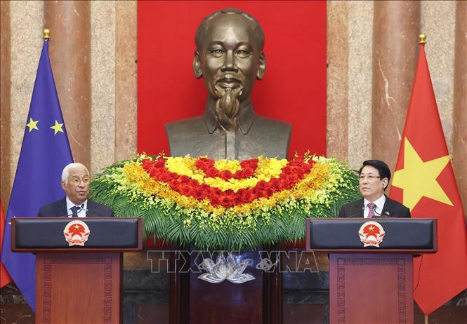 Chủ tịch nước Lương Cường và Chủ tịch Hội đồng châu Âu António Costa thông báo về kết quả hội đàm. Ảnh: Lâm Khánh – TTXVN