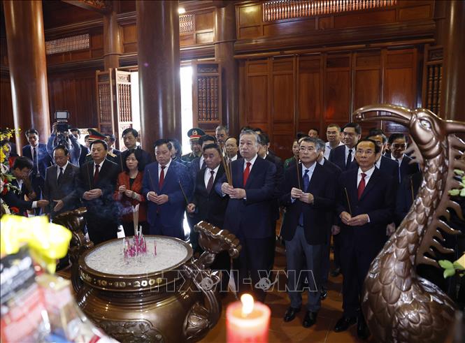 Tổng Bí thư Tô Lâm cùng Đoàn công tác dâng hương tưởng niệm Chủ tịch Hồ Chí Minh tại Khu Di tích quốc gia đặc biệt Kim Liên. Ảnh: Thống Nhất - TTXVN