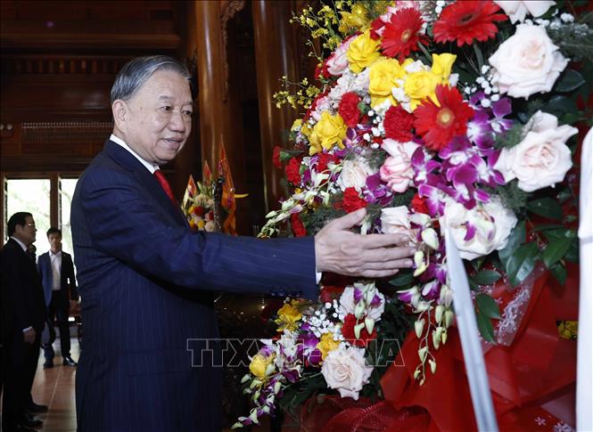 Tổng Bí thư Tô Lâm dâng hoa tại Khu Di tích quốc gia đặc biệt Kim Liên. Ảnh: Thống Nhất - TTXVN