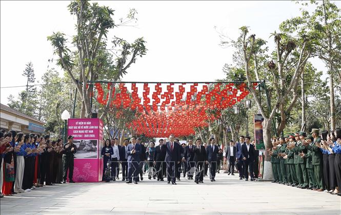 Tổng Bí thư Tô Lâm cùng Đoàn công tác Trung ương đến Khu Di tích quốc gia đặc biệt Kim Liên, tỉnh Nghệ An. Ảnh: Thống Nhất - TTXVN