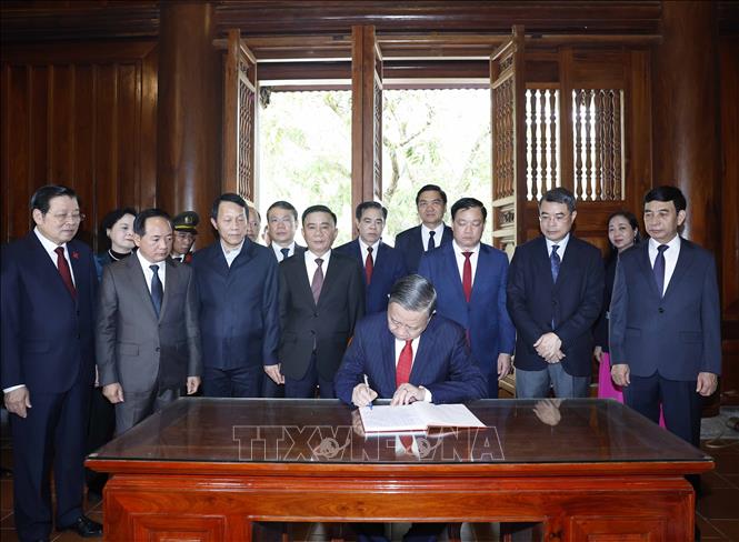 Tổng Bí thư Tô Lâm ghi sổ lưu bút tại Khu Di tích quốc gia đặc biệt Kim Liên. Ảnh: Thống Nhất - TTXVN