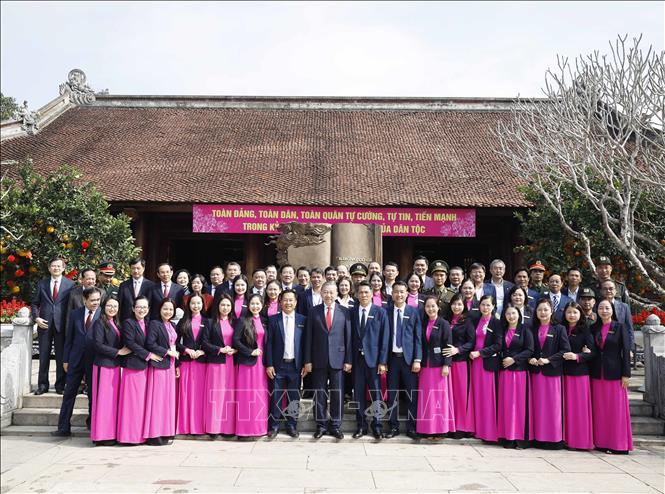 Tổng Bí thư Tô Lâm và đại biểu tại Khu Di tích quốc gia đặc biệt Kim Liên, tỉnh Nghệ An. Ảnh: Thống Nhất - TTXVN