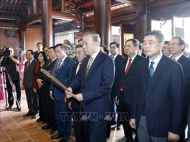 Tổng Bí thư Tô Lâm và thành viên Đoàn công tác dâng hương tưởng niệm Chủ tịch Hồ Chí Minh tại Khu Di tích quốc gia đặc biệt Kim Liên. Ảnh: Thống Nhất - TTXVN