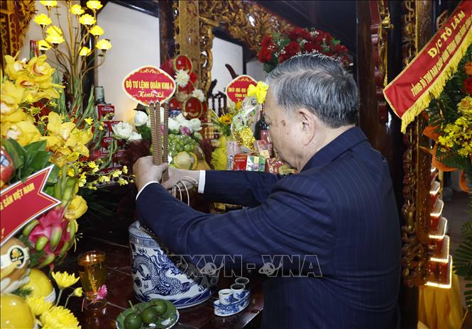 Tổng Bí thư Tô Lâm dâng hương tưởng nhớ các Anh hùng liệt sĩ Xô viết Nghệ Tĩnh. Ảnh: Thống Nhất - TTXVN