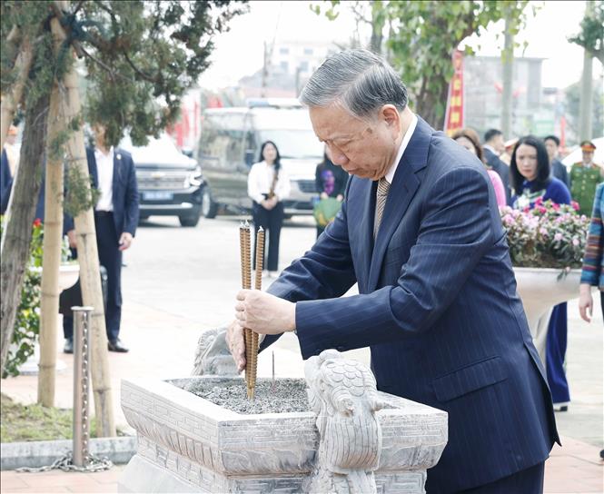 Tổng Bí thư Tô Lâm dâng hương tưởng nhớ các Anh hùng liệt sĩ Xô viết Nghệ Tĩnh. Ảnh: Thống Nhất - TTXVN