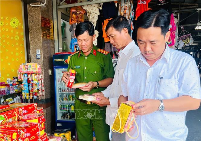 Ngành chức năng tỉnh Cà Mau kiểm tra hàng hóa thị trường Tết Nguyên đán Bính ngọ. Ảnh: Tuấn Phi - TTXVN