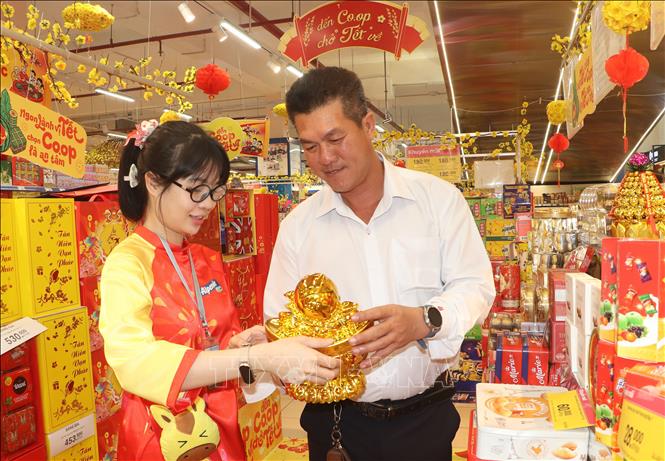 Hàng hóa chuẩn bị cho thi trường tết được siêu thị Co.opmart chuẩn bị đầy đủ cho người tiêu dùng. Ảnh: Tuấn Phi - TTXVN