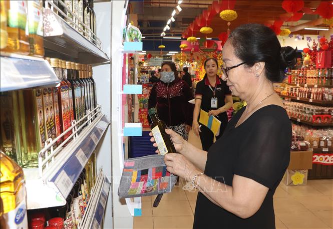 Người dân mua sắm tại các cửa hàng kinh doanh hàng hóa trên địa bàn. Ảnh: Tuấn Phi - TTXVN