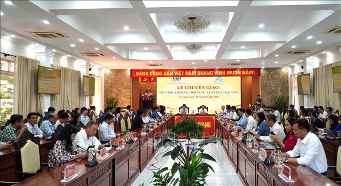 Quang cảnh lễ chuyển giao. Ảnh: Văn Sĩ - TTXVN