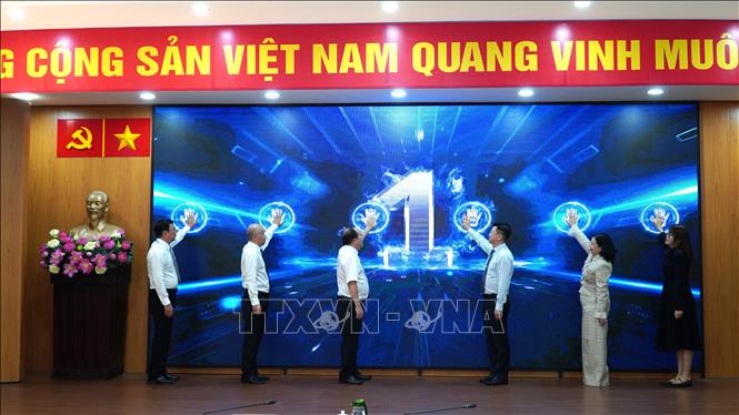 Bấm nút ra mắt Nền tảng trực tuyến hỗ trợ ươm tạo khởi nghiệp sáng tạo tỉnh An Giang tại địa chỉ: khoinghiep.angiang.gov.vn. Ảnh: Văn Sĩ - TTXVN