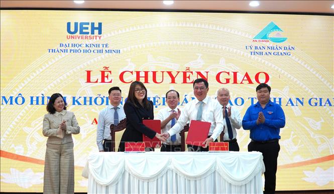 Lãnh đạo Sở KH&CN An Giang và lãnh đạo Viện Đổi mới sáng tạo (Đại học Kinh tế Thành phố Hồ Chí Minh) ký kết biên bản chuyển giao mô hình khởi nghiệp sáng tạo tỉnh An Giang. Ảnh: Văn Sĩ - TTXVN