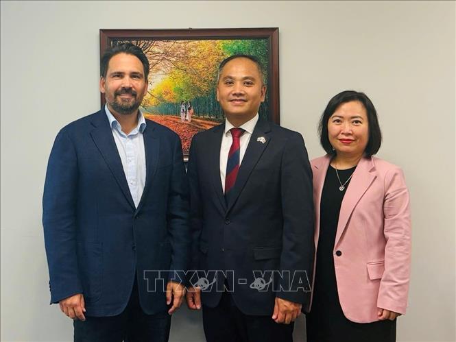 Luật sư Simon Bridges (ngoài cùng bên trái), Đại sứ Phan Minh Giang (giữa) và đại diện Cơ quan Thương vụ Đại sứ quán Việt Nam tại New Zealand. Ảnh: TTXVN phát