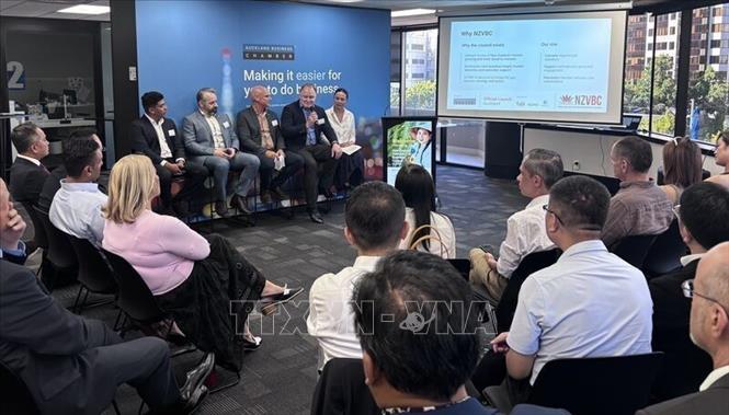 Giao lưu, kết nối doanh nghiệp tại Lễ khai trương. Ảnh: TTXVN phát