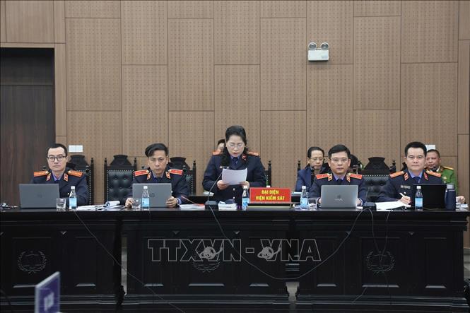 Đại diện Viện Kiểm sát trình bày bản luận tội các bị cáo. Ảnh: Kim Anh - TTXVN