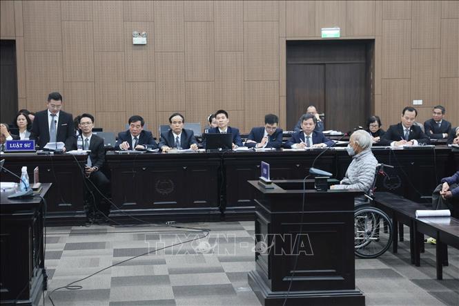 Các luật sư tranh luận với đại diện Viện Kiểm sát tại phiên tòa. Ảnh: Kim Anh - TTXVN