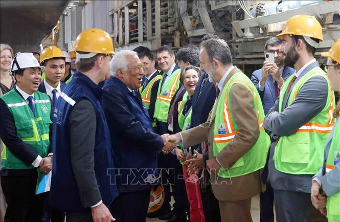 Chủ tịch Hội đồng châu Âu António Costa với các kỹ sư, cán bộ, nhân viên dự án metro tuyến số 3. Ảnh: Phạm Kiên - TTXVN