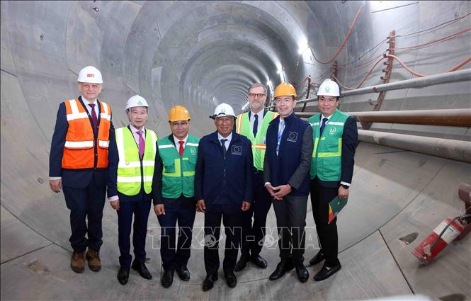 Chủ tịch Hội đồng châu Âu António Costa với các đại biểu tại dự án metro tuyến số 3. Ảnh: Phạm Kiên - TTXVN