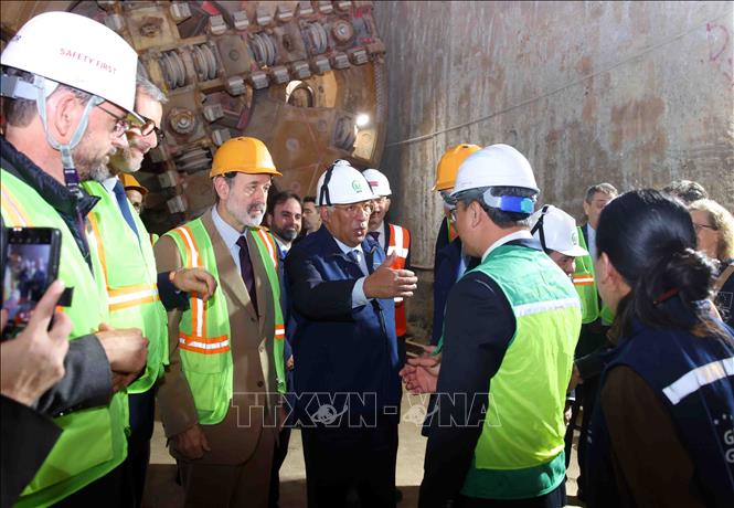 Chủ tịch Hội đồng châu Âu António Costa thăm dự án metro tuyến số 3. Ảnh: Phạm Kiên - TTXVN