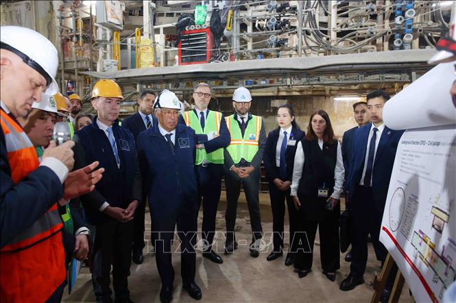 Chủ tịch Hội đồng châu Âu António Costa thăm dự án metro tuyến số 3. Ảnh: Phạm Kiên - TTXVN