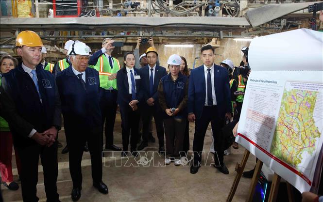 Chủ tịch Hội đồng châu Âu António Costa thăm dự án metro tuyến số 3. Ảnh: Phạm Kiên - TTXVN