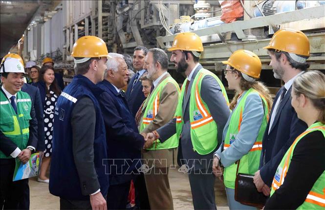 Chủ tịch Hội đồng châu Âu António Costa với các kỹ sư, cán bộ, nhân viên dự án metro tuyến số 3. Ảnh: Phạm Kiên - TTXVN