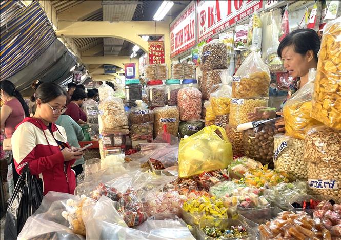 Đa dạng, đầy đủ hàng hóa Tết được bày bán tại các chợ truyền thống trên địa bàn TP. Hồ Chí Minh. Ảnh: Hương Giang - TTXVN