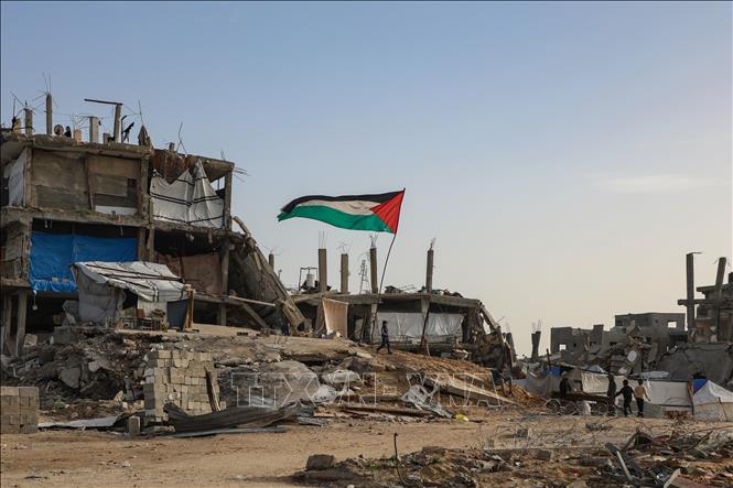 Trẻ em chơi bên cạnh đống đổ nát của những tòa nhà bị phá hủy do xung đột tại thành phố Gaza. Ảnh: THX/TTXVN