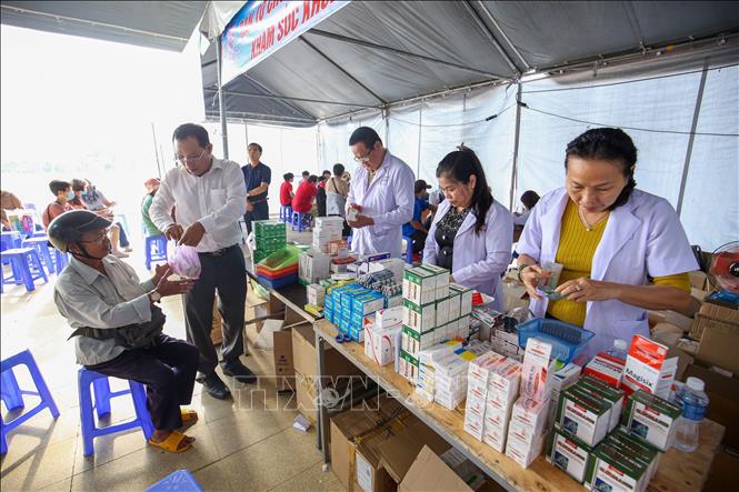 Đoàn viên, người lao động được khám bệnh, cấp thuốc miễn phí tại Chợ Tết Công đoàn – Xuân 2026. Ảnh: Giang Phương – TTXVN