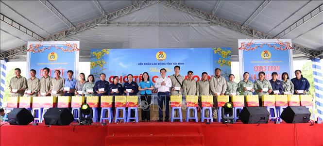 Trao quà cho các đoàn viên, người lao động có hoàn cảnh khó khăn. Ảnh: Giang Phương – TTXVN