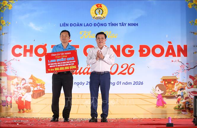 Phó Bí thư Tỉnh ủy, Chủ tịch Ủy ban Mặt trận Tổ quốc Việt Nam tỉnh Tây Ninh Nguyễn Thanh Hải trao tặng 1.800 suất quà cho đại diện Công đoàn phường Tân Ninh. Ảnh: Giang Phương – TTXVN