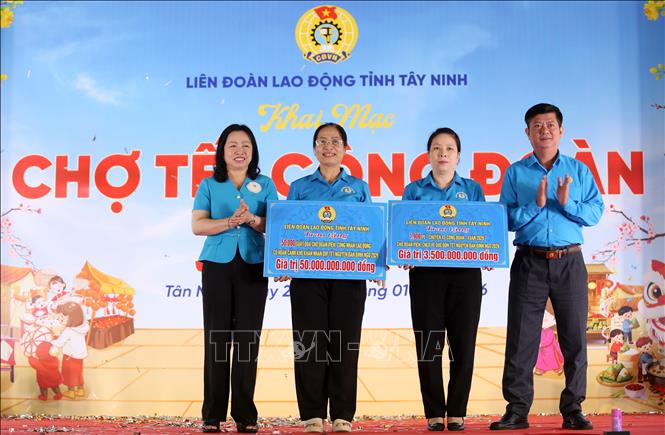 Trao bảng tượng trưng 50.000 suất quà và 1.900 vé xe cho đoàn viên, người lao động. Ảnh: Giang Phương – TTXVN