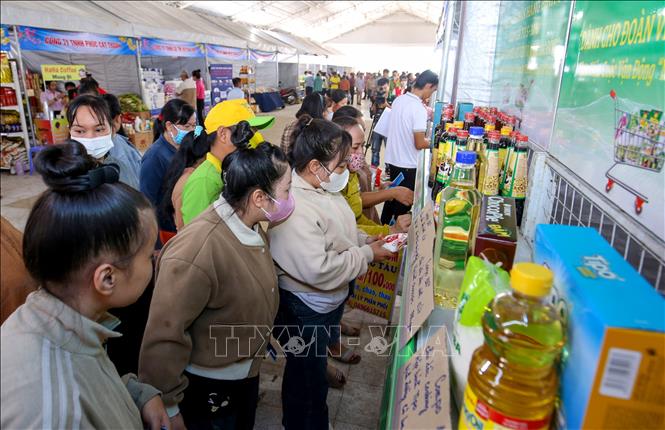 Đông đảo công nhân, người lao động mua sắm tại các gian hàng phúc lợi trong khuôn khổ Chợ Tết Công đoàn – Xuân 2026. Ảnh: Giang Phương – TTXVN