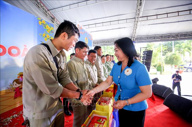Bà Thái Thu Xương, Phó Chủ tịch Thường trực Tổng Liên đoàn Lao động Việt Nam trao quà cho đoàn viên, người lao động có hoàn cảnh khó khăn. Ảnh: Giang Phương – TTXVN