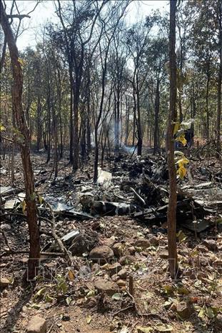 Hiện trường vụ rơi máy bay quân sự ở Chiang Mai, Thái Lan. Ảnh: THX/TTXVN