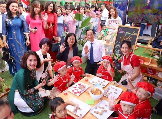 Đại biểu và các thầy cô tham quan, trải nghiệm những mô hình, giải pháp xây dựng trường học hạnh phúc tại Lễ phát động tiếp tục đẩy mạnh thi đua xây dựng trường học hạnh phúc (19/10/2024). Ảnh: Thanh Tùng - TTXVN