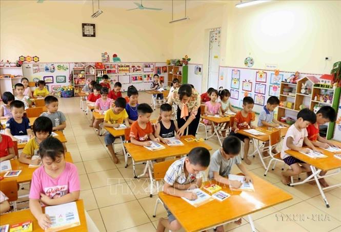 Hệ thống giáo dục của Hà Nội được tổ chức đồng bộ, trải dài từ mầm non đến đại học. Trong ảnh: Một giờ học của trẻ lớp 5 tuổi Trường Mầm non Ba Trại A, xã Ba Trại, huyện Ba Vì được đầu tư xây dựng khang trang theo tiêu chí nông thôn mới. Xã Ba Trại đã đạt chuẩn nông thôn mới năm 2018. Ảnh: Vũ Sinh - TTXVN