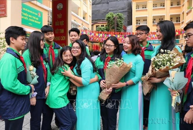 Học sinh trường THCS Nguyễn Tri Phương, quận Ba Đình (Hà Nội) tặng cô giáo những bó hoa tươi thắm nhân ngày Nhà giáo Việt Nam 20/11. Ảnh: Thành Đạt - TTXVN