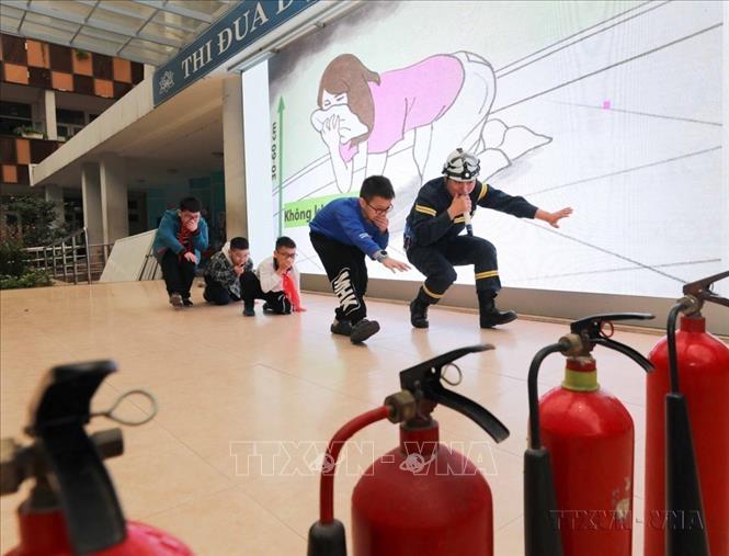 Hà Nội từ lâu được xem là trung tâm lớn của cả nước về giáo dục, đào tạo và khoa học - công nghệ. Trong ảnh: Cán bộ cảnh sát phòng cháy hướng dẫn học sinh trường tiểu học Ngọc Khánh (quận Ba Đình, TP. Hà Nội) cách di chuyển thoát hiểm khi xảy ra cháy. Ảnh: Thanh Tùng - TTXVN