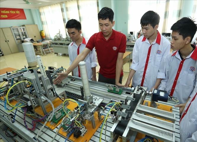 Hệ thống giáo dục của Hà Nội được tổ chức đồng bộ, trải dài từ mầm non đến đại học, với 121 trường đại học, học viện; 352 cơ sở giáo dục nghề nghiệp; gần 3.000 trường mầm non và phổ thông; cùng mạng lưới 526 trung tâm học tập cộng đồng. Trong ảnh: Giờ thực hành của sinh viên trường Cao đẳng nghề Công nghệ cao Hà Nội. Ảnh: Hoàng Hiếu – TTXVN