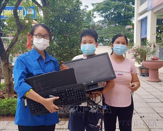 Để khắc phục tình trạng học sinh có hoàn cảnh khó khăn, không có thiết bị để học trực tuyến trong thời gian phòng, chống dịch COVID-19, nhiều trường học tại Hà Nội đã cho học sinh mượn máy tính của trường học trực tuyến. Ảnh: TTXVN phát