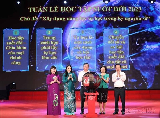 Sở Giáo dục và Đào tạo Hà Nội phát động Tuần lễ hưởng ứng học tập suốt đời năm 2023 có chủ đề  “Xây dựng năng lực tự học trong kỷ nguyên số”, với 5 thông điệp “Học tập suốt đời - Chìa khóa của mọi thành công”; “Trong cách học phải lấy tự học làm cốt”; “Tự học là một cách xây dựng xã hội học tập”; “Chuyển đổi số và cơ hội học tập suốt đời cho tất cả mọi người”; “Chuyển đổi số để xây dựng thành công một xã hội học tập mới”. Ảnh: Thanh Tùng - TTXVN