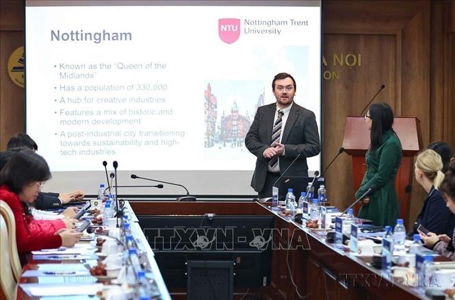 Hà Nội lựa chọn cách làm linh hoạt, gần với đời sống, nhiều mô hình, sáng kiến được triển khai và duy trì hiệu quả. Trong ảnh: Hội thảo khởi động Dự án “Mở rộng tiếp cận giáo dục thông qua ứng dụng trí tuệ nhân tạo trong dạy học ở Việt Nam” do Trường Đại học Sư phạm Hà Nội tổ chức (10/12/2024). Ảnh: Thanh Tùng - TTXVN