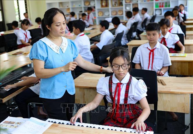 Hà Nội lựa chọn cách làm linh hoạt, gần với đời sống, nhiều mô hình, sáng kiến được triển khai và duy trì hiệu quả. Trong ảnh: Giờ học nhạc tại trường Tiểu học Đồng Tháp (huyện Đan Phượng, TP Hà Nội). Ảnh: Thanh Tùng - TTXVN