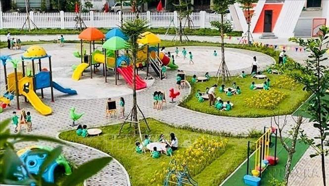 Hệ thống giáo dục của Hà Nội được tổ chức đồng bộ, trải dài từ mầm non đến đại học, với 121 trường đại học, học viện; 352 cơ sở giáo dục nghề nghiệp; gần 3.000 trường mầm non và phổ thông; cùng mạng lưới 526 trung tâm học tập cộng đồng.Trong ảnh: Trường Mầm non Kim Chung (thôn Nhuế, xã Kim Chung, huyện Đông Anh, Hà Nội) được đầu tư đồng bộ về cơ sở vật chất. Ảnh: Thanh Tùng - TTXVN