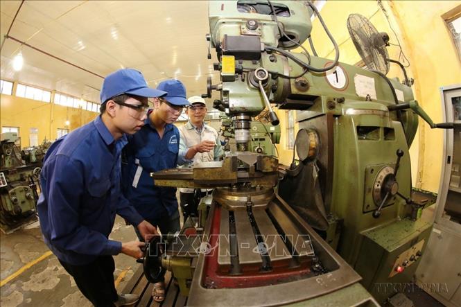 Hà Nội từ lâu được xem là trung tâm lớn của cả nước về giáo dục, đào tạo và khoa học - công nghệ. Trong ảnh: Đào tạo cho sinh viên tại Phòng Kỹ năng nghề xưởng tiện của Trường Cao đẳng nghề công nghiệp Hà Nội. Ảnh: Anh Tuấn – TTXVN