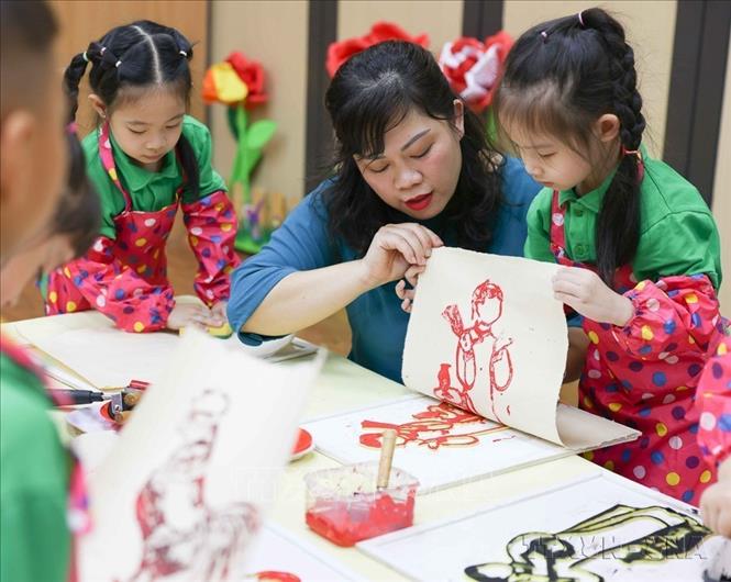 Cô giáo Nguyễn Thị Mỹ Ngọc, trường Mầm non Quang Trung (quận Hoàn Kiếm, TP. Hà Nội) - người giáo viên nỗ lực gìn giữ nét đẹp dòng tranh dân gian Hàng Trống. Ảnh: Thanh Tùng - TTXVN